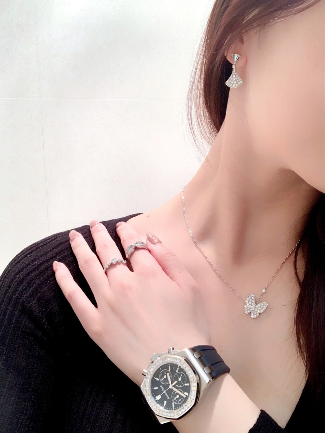 p208
【我们出品】ZP💰59000，终于完美出货了👍🏻👍🏻认准ZP仅有，只有这个色❗️可定制真金版，价格咨询客服😋

宝格丽Bvlg@ri Diva伞耳钉】一对ZP足足有16组防伪标，且每一组都清晰立体可见，再到整个耳环的结构设计，整体外观这个耳环是一个整体，可是上边一节竟然是可以微微活动摇动的，要达到这个工艺就必须做分件，同时又必须保持外观看起来是一个整体，所以这个对工艺的要求是非常得高，要明白一对珠宝类的ZP接近两万，要用几百的成本浓缩出来这个味道，真心不容易👍🏻必须给厂里老师傅赞一个👍🏻
当然，老规矩，跪求Pk市面任意版本😋