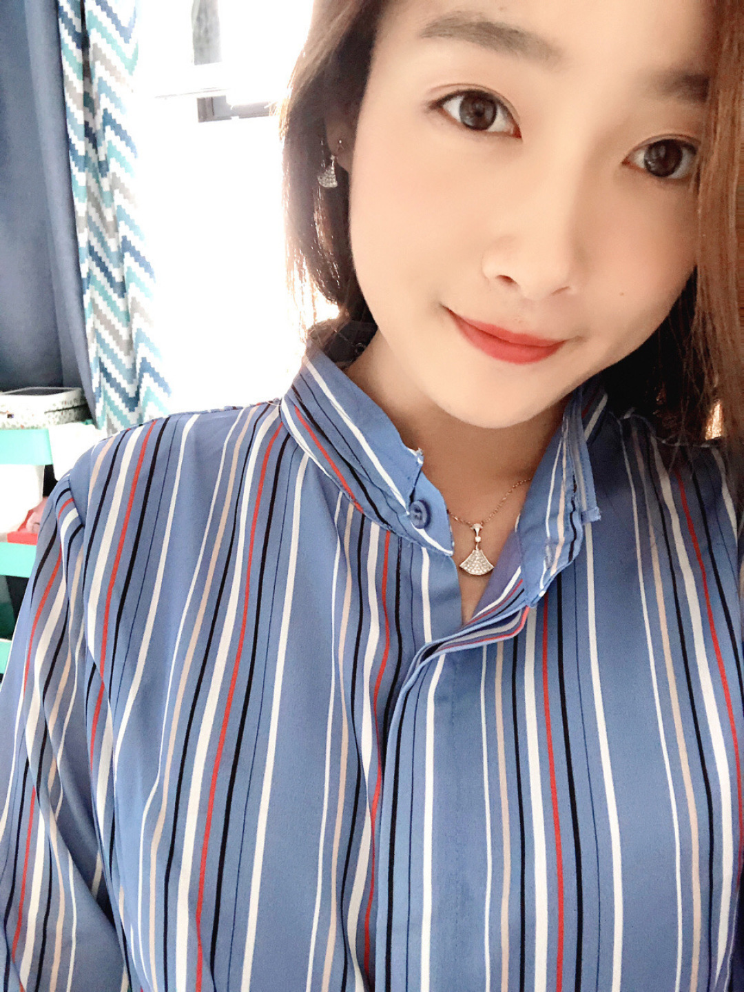 p208
【我们出品】ZP💰59000，终于完美出货了👍🏻👍🏻认准ZP仅有，只有这个色❗️可定制真金版，价格咨询客服😋

宝格丽Bvlg@ri Diva伞耳钉】一对ZP足足有16组防伪标，且每一组都清晰立体可见，再到整个耳环的结构设计，整体外观这个耳环是一个整体，可是上边一节竟然是可以微微活动摇动的，要达到这个工艺就必须做分件，同时又必须保持外观看起来是一个整体，所以这个对工艺的要求是非常得高，要明白一对珠宝类的ZP接近两万，要用几百的成本浓缩出来这个味道，真心不容易👍🏻必须给厂里老师傅赞一个👍🏻
当然，老规矩，跪求Pk市面任意版本😋