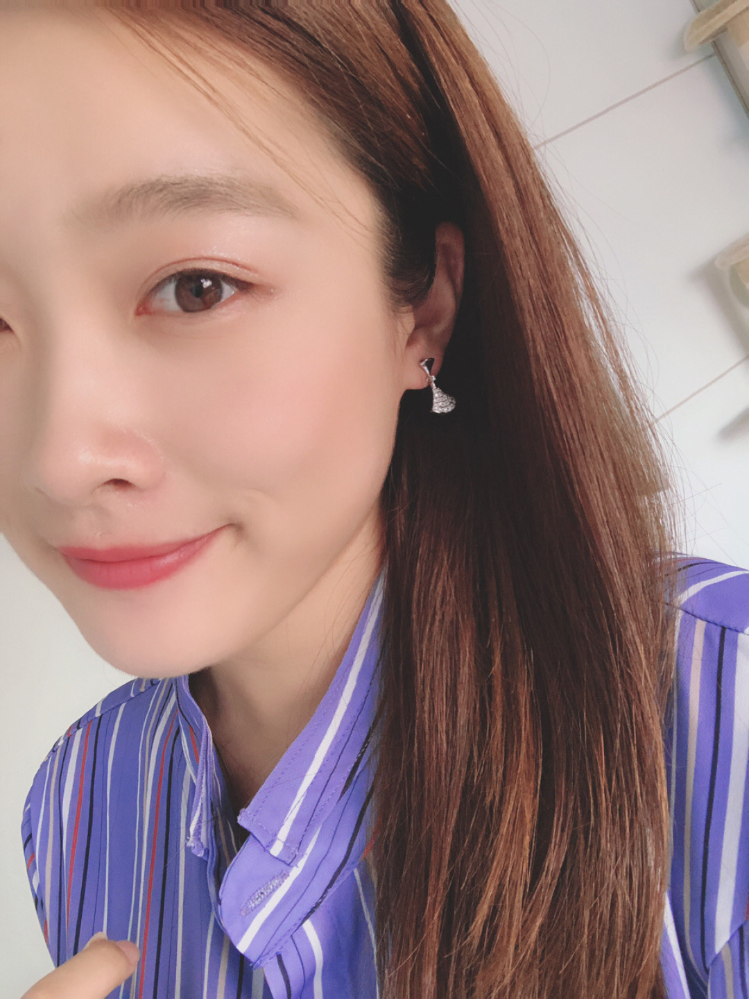 p208
【我们出品】ZP💰59000，终于完美出货了👍🏻👍🏻认准ZP仅有，只有这个色❗️可定制真金版，价格咨询客服😋

宝格丽Bvlg@ri Diva伞耳钉】一对ZP足足有16组防伪标，且每一组都清晰立体可见，再到整个耳环的结构设计，整体外观这个耳环是一个整体，可是上边一节竟然是可以微微活动摇动的，要达到这个工艺就必须做分件，同时又必须保持外观看起来是一个整体，所以这个对工艺的要求是非常得高，要明白一对珠宝类的ZP接近两万，要用几百的成本浓缩出来这个味道，真心不容易👍🏻必须给厂里老师傅赞一个👍🏻
当然，老规矩，跪求Pk市面任意版本😋