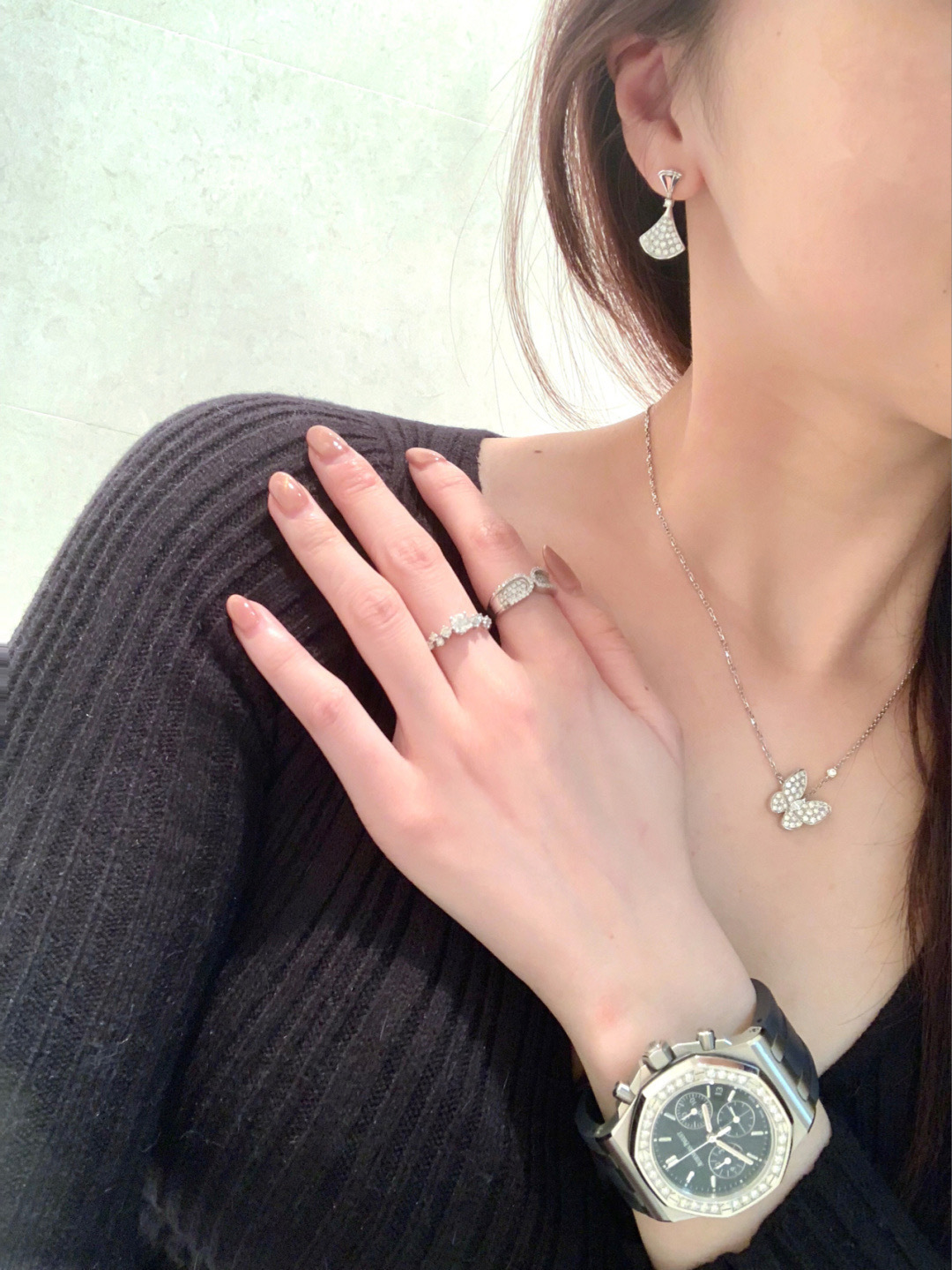 p208
【我们出品】ZP💰59000，终于完美出货了👍🏻👍🏻认准ZP仅有，只有这个色❗️可定制真金版，价格咨询客服😋

宝格丽Bvlg@ri Diva伞耳钉】一对ZP足足有16组防伪标，且每一组都清晰立体可见，再到整个耳环的结构设计，整体外观这个耳环是一个整体，可是上边一节竟然是可以微微活动摇动的，要达到这个工艺就必须做分件，同时又必须保持外观看起来是一个整体，所以这个对工艺的要求是非常得高，要明白一对珠宝类的ZP接近两万，要用几百的成本浓缩出来这个味道，真心不容易👍🏻必须给厂里老师傅赞一个👍🏻
当然，老规矩，跪求Pk市面任意版本😋