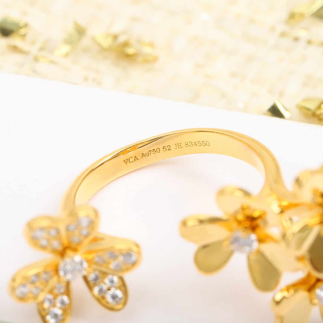 p248
【我们出品】梵克雅宝vca三叶草开口戒指，可订做真金真钻，Pk市面各种金货❗️量大咨询客Fu

Frivole系列作品宛如花卉在微风轻拂下摇曳生姿，其设计立体灵动、精巧轻盈，别具特色。镜面抛光的黄K金心形花瓣散发独特光彩，耀目迷人。我们所有的天然石材都是超5A级别，用的和ZP一致的材料，非常高级不媚俗❗️毫无杂质，这样佩戴在耳侧光泽感才够强，质感够到位❗️通体采用925银，厚金电镀，保色程度更久。
