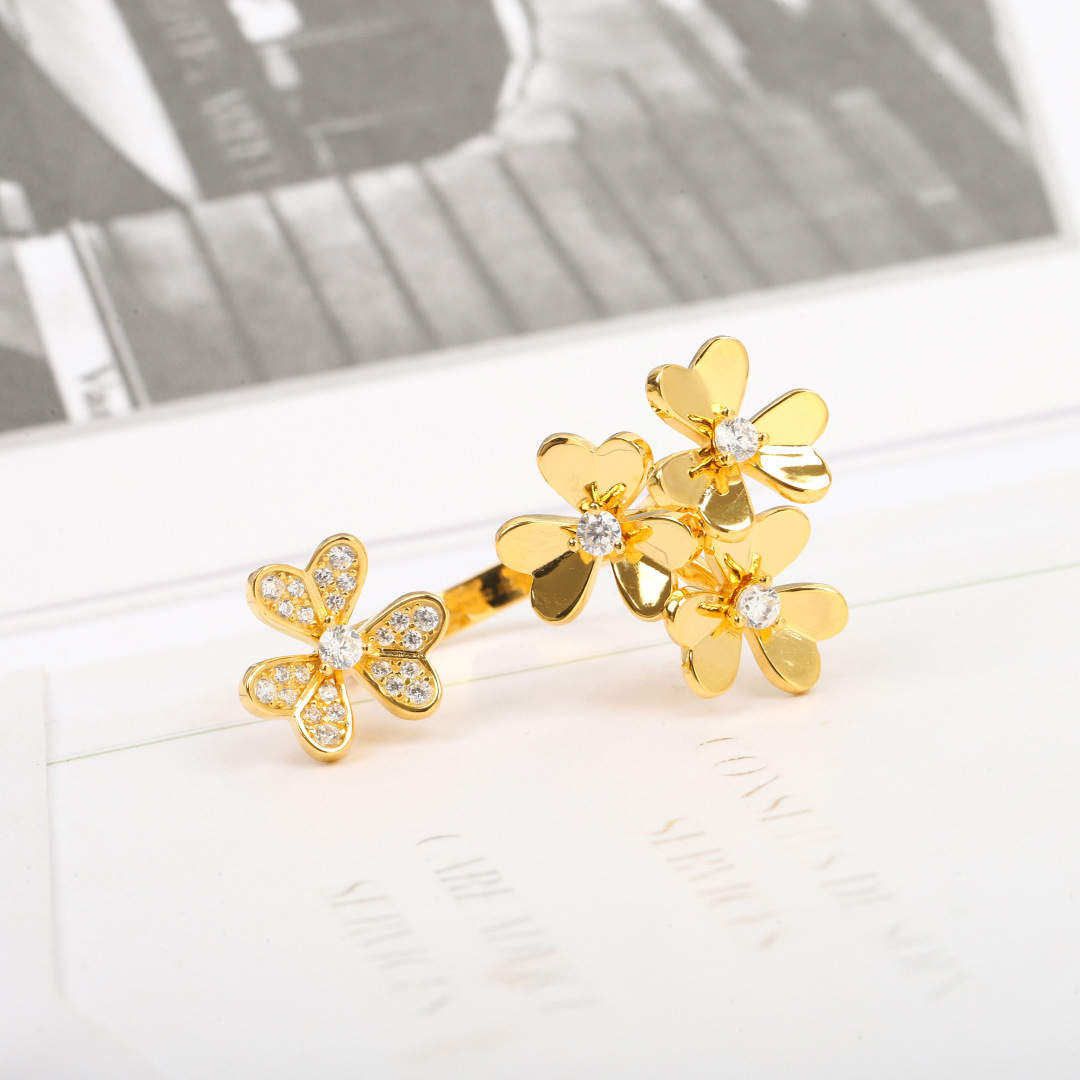 p248
【我们出品】梵克雅宝vca三叶草开口戒指，可订做真金真钻，Pk市面各种金货❗️量大咨询客Fu

Frivole系列作品宛如花卉在微风轻拂下摇曳生姿，其设计立体灵动、精巧轻盈，别具特色。镜面抛光的黄K金心形花瓣散发独特光彩，耀目迷人。我们所有的天然石材都是超5A级别，用的和ZP一致的材料，非常高级不媚俗❗️毫无杂质，这样佩戴在耳侧光泽感才够强，质感够到位❗️通体采用925银，厚金电镀，保色程度更久。
