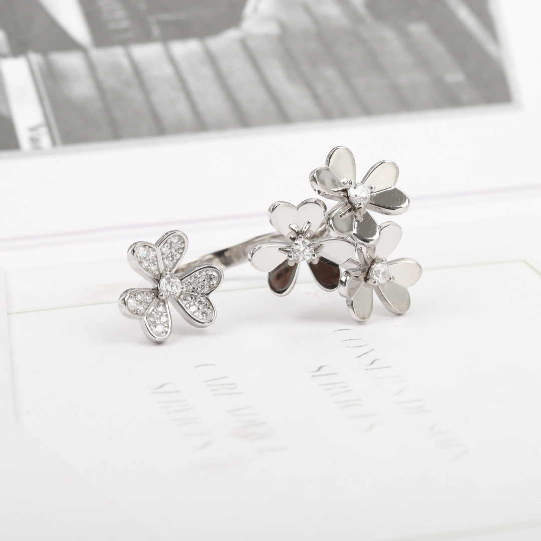 p248
【我们出品】梵克雅宝vca三叶草开口戒指，可订做真金真钻，Pk市面各种金货❗️量大咨询客Fu

Frivole系列作品宛如花卉在微风轻拂下摇曳生姿，其设计立体灵动、精巧轻盈，别具特色。镜面抛光的黄K金心形花瓣散发独特光彩，耀目迷人。我们所有的天然石材都是超5A级别，用的和ZP一致的材料，非常高级不媚俗❗️毫无杂质，这样佩戴在耳侧光泽感才够强，质感够到位❗️通体采用925银，厚金电镀，保色程度更久。
