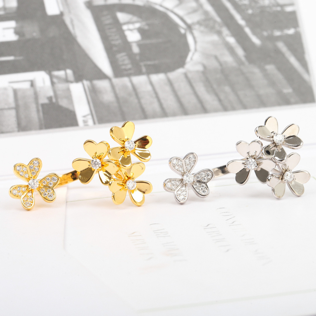 p248
【我们出品】梵克雅宝vca三叶草开口戒指，可订做真金真钻，Pk市面各种金货❗️量大咨询客Fu

Frivole系列作品宛如花卉在微风轻拂下摇曳生姿，其设计立体灵动、精巧轻盈，别具特色。镜面抛光的黄K金心形花瓣散发独特光彩，耀目迷人。我们所有的天然石材都是超5A级别，用的和ZP一致的材料，非常高级不媚俗❗️毫无杂质，这样佩戴在耳侧光泽感才够强，质感够到位❗️通体采用925银，厚金电镀，保色程度更久。
