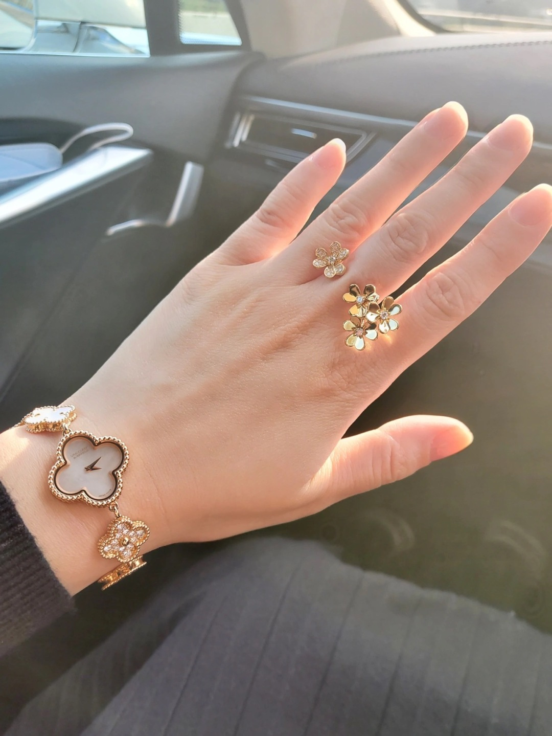 p248
【我们出品】梵克雅宝vca三叶草开口戒指，可订做真金真钻，Pk市面各种金货❗️量大咨询客Fu

Frivole系列作品宛如花卉在微风轻拂下摇曳生姿，其设计立体灵动、精巧轻盈，别具特色。镜面抛光的黄K金心形花瓣散发独特光彩，耀目迷人。我们所有的天然石材都是超5A级别，用的和ZP一致的材料，非常高级不媚俗❗️毫无杂质，这样佩戴在耳侧光泽感才够强，质感够到位❗️通体采用925银，厚金电镀，保色程度更久。