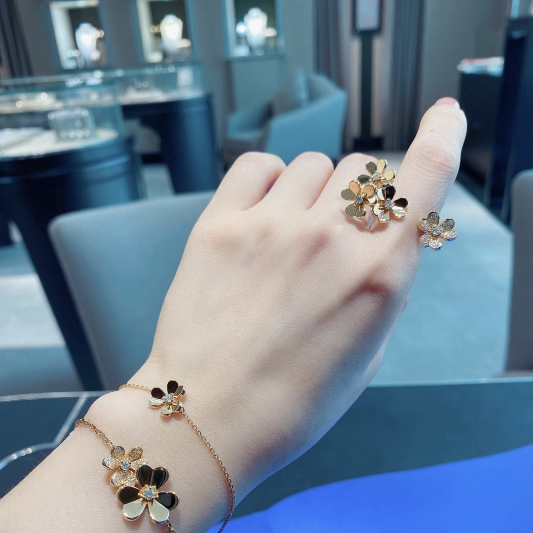 p248
【我们出品】梵克雅宝vca三叶草开口戒指，可订做真金真钻，Pk市面各种金货❗️量大咨询客Fu

Frivole系列作品宛如花卉在微风轻拂下摇曳生姿，其设计立体灵动、精巧轻盈，别具特色。镜面抛光的黄K金心形花瓣散发独特光彩，耀目迷人。我们所有的天然石材都是超5A级别，用的和ZP一致的材料，非常高级不媚俗❗️毫无杂质，这样佩戴在耳侧光泽感才够强，质感够到位❗️通体采用925银，厚金电镀，保色程度更久。