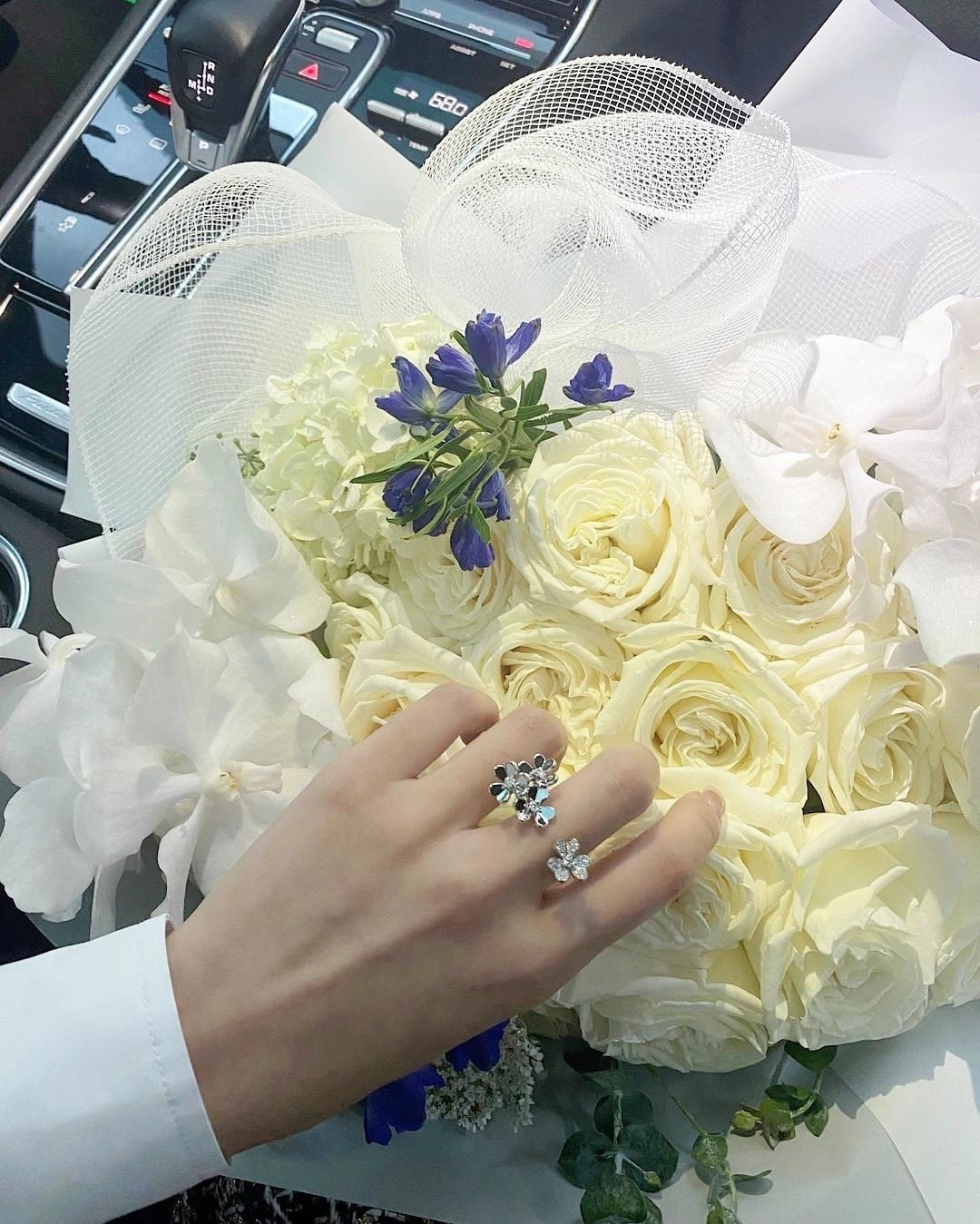 p248
【我们出品】梵克雅宝vca三叶草开口戒指，可订做真金真钻，Pk市面各种金货❗️量大咨询客Fu

Frivole系列作品宛如花卉在微风轻拂下摇曳生姿，其设计立体灵动、精巧轻盈，别具特色。镜面抛光的黄K金心形花瓣散发独特光彩，耀目迷人。我们所有的天然石材都是超5A级别，用的和ZP一致的材料，非常高级不媚俗❗️毫无杂质，这样佩戴在耳侧光泽感才够强，质感够到位❗️通体采用925银，厚金电镀，保色程度更久。