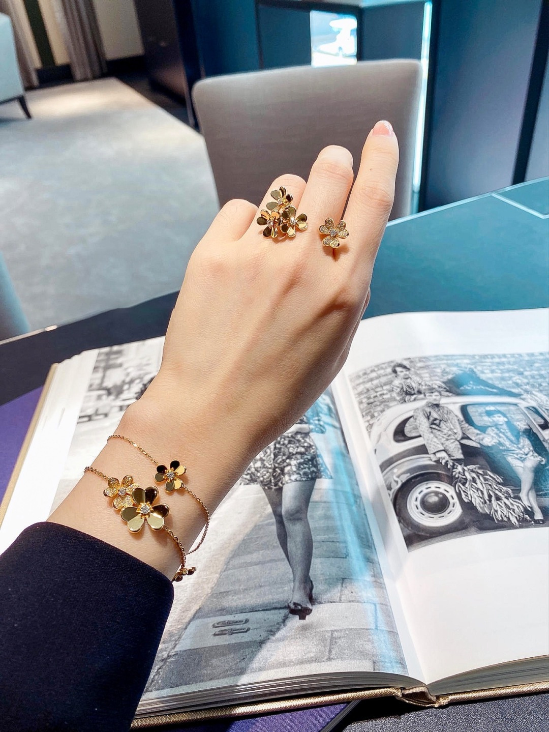 p248
【我们出品】梵克雅宝vca三叶草开口戒指，可订做真金真钻，Pk市面各种金货❗️量大咨询客Fu

Frivole系列作品宛如花卉在微风轻拂下摇曳生姿，其设计立体灵动、精巧轻盈，别具特色。镜面抛光的黄K金心形花瓣散发独特光彩，耀目迷人。我们所有的天然石材都是超5A级别，用的和ZP一致的材料，非常高级不媚俗❗️毫无杂质，这样佩戴在耳侧光泽感才够强，质感够到位❗️通体采用925银，厚金电镀，保色程度更久。