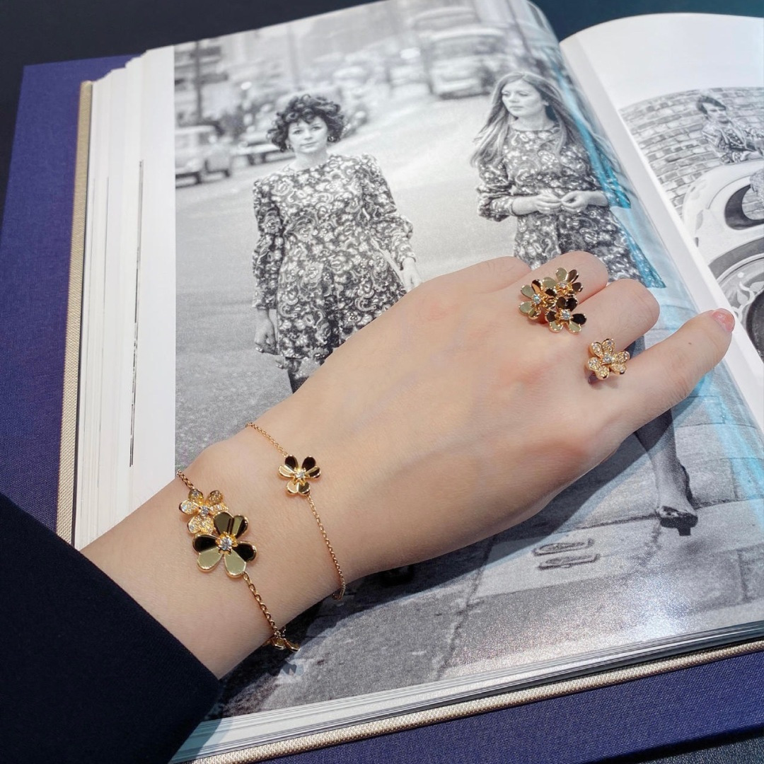 p248
【我们出品】梵克雅宝vca三叶草开口戒指，可订做真金真钻，Pk市面各种金货❗️量大咨询客Fu

Frivole系列作品宛如花卉在微风轻拂下摇曳生姿，其设计立体灵动、精巧轻盈，别具特色。镜面抛光的黄K金心形花瓣散发独特光彩，耀目迷人。我们所有的天然石材都是超5A级别，用的和ZP一致的材料，非常高级不媚俗❗️毫无杂质，这样佩戴在耳侧光泽感才够强，质感够到位❗️通体采用925银，厚金电镀，保色程度更久。