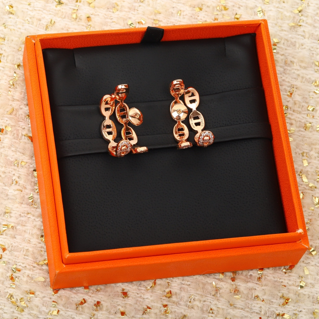 【】猪鼻子耳环满钻，可订做真金真钻，只做对版官网真金货，Pk市面各种金货❗️量大咨询客Fu明星、网红、名