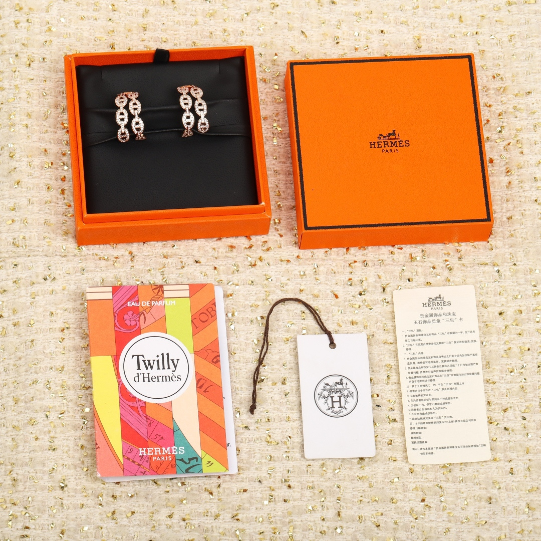 【】猪鼻子耳环满钻，可订做真金真钻，只做对版官网真金货，Pk市面各种金货❗️量大咨询客Fu明星、网红、名