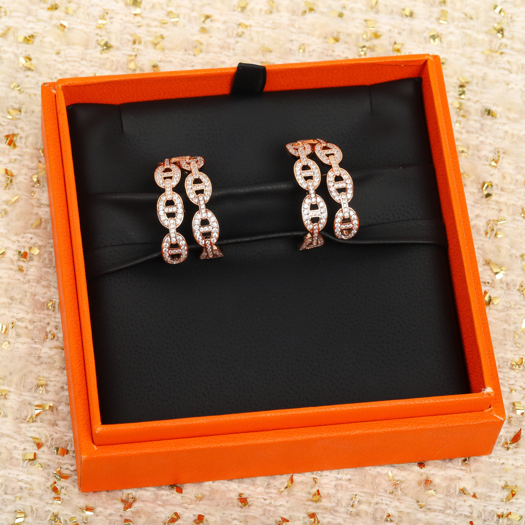 【】猪鼻子耳环满钻，可订做真金真钻，只做对版官网真金货，Pk市面各种金货❗️量大咨询客Fu明星、网红、名