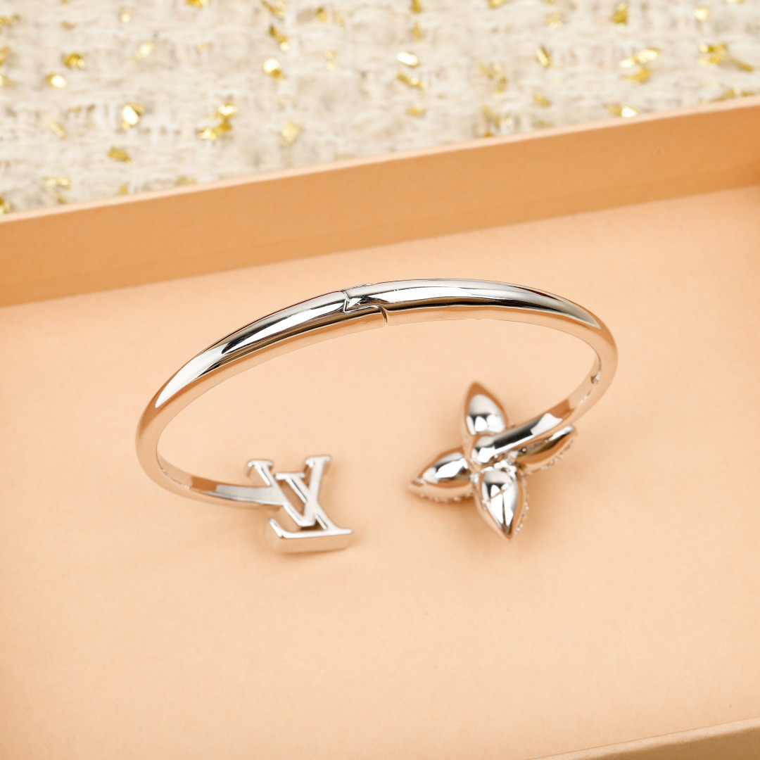 【】官网5200！量大咨询客Fu❗【L绿 满钻花卉字母银色开口手镯】26年早春新款开口手镯，很好佩戴❗️