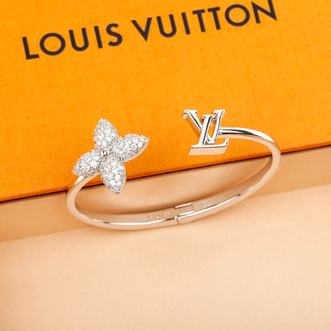 【】官网5200！量大咨询客Fu❗【L绿 满钻花卉字母银色开口手镯】26年早春新款开口手镯，很好佩戴❗️