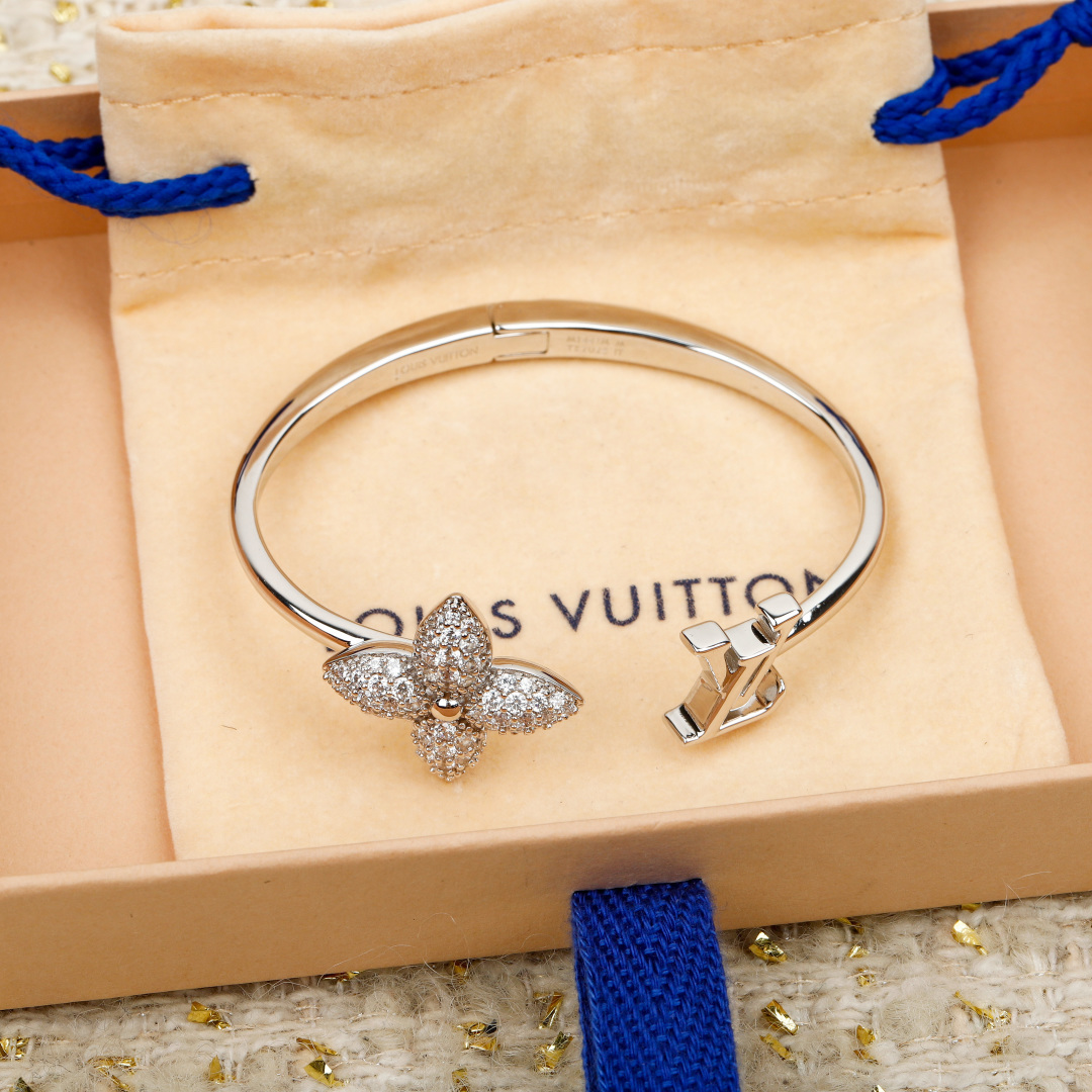 【】官网5200！量大咨询客Fu❗【L绿 满钻花卉字母银色开口手镯】26年早春新款开口手镯，很好佩戴❗️