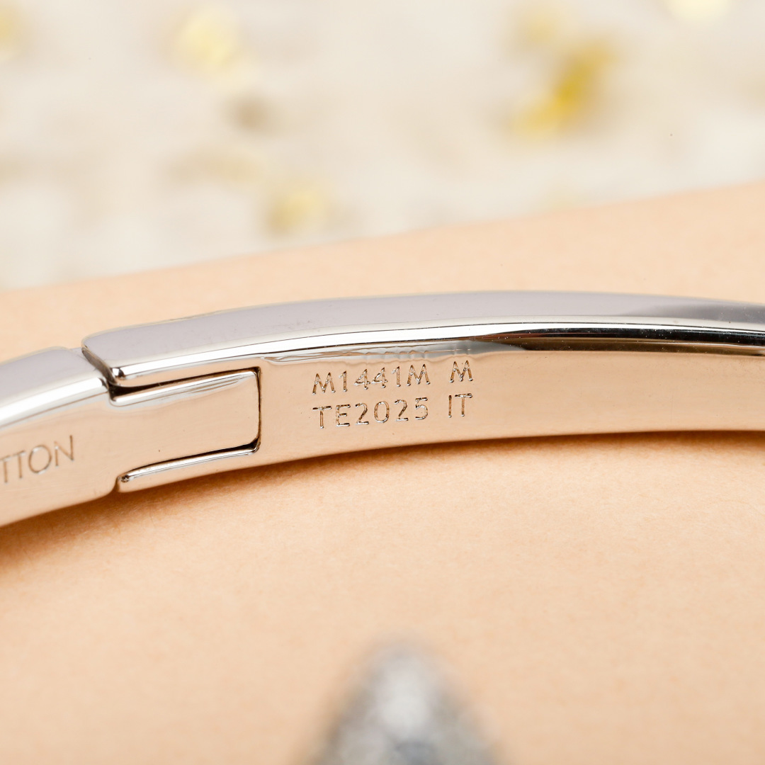 【】官网5200！量大咨询客Fu❗【L绿 满钻花卉字母银色开口手镯】26年早春新款开口手镯，很好佩戴❗️