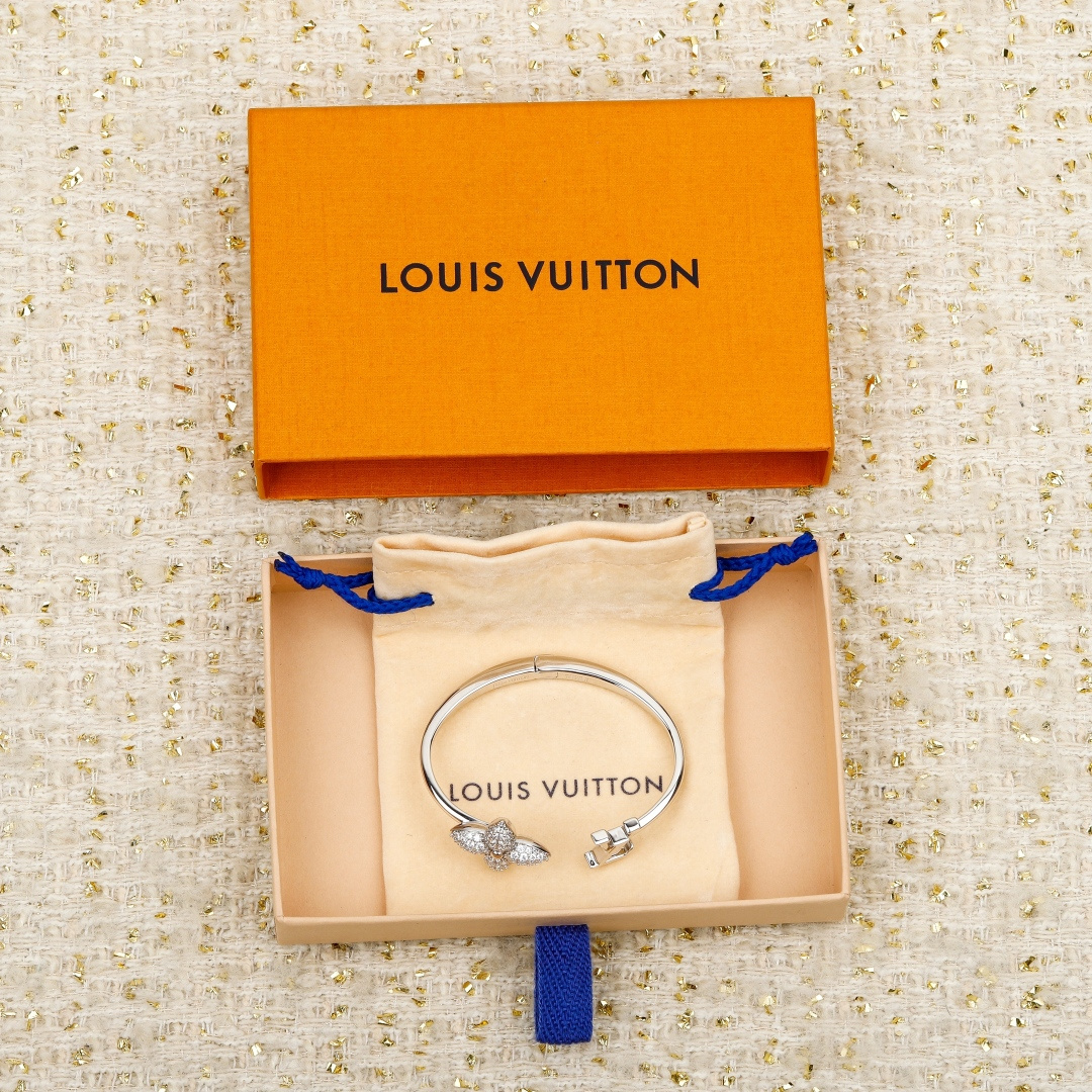 【】官网5200！量大咨询客Fu❗【L绿 满钻花卉字母银色开口手镯】26年早春新款开口手镯，很好佩戴❗️