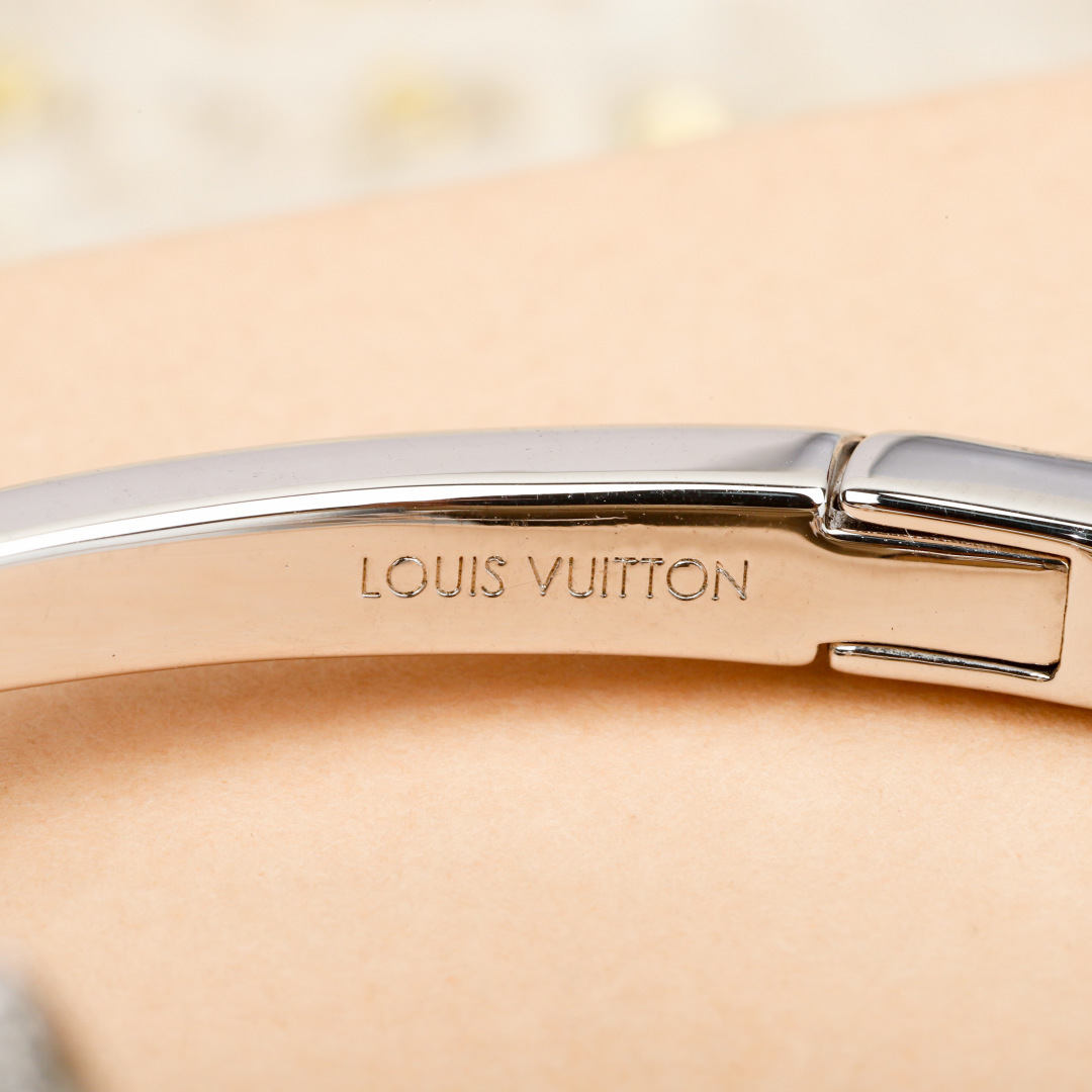 【】官网5200！量大咨询客Fu❗【L绿 满钻花卉字母银色开口手镯】26年早春新款开口手镯，很好佩戴❗️