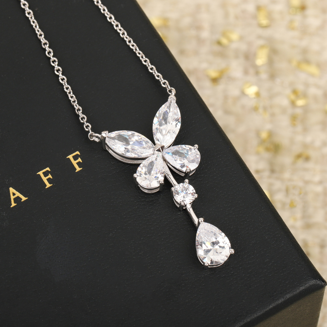 【】蝴蝶项链，可订做18K真金真钻版，只做对版真金货，价询客Fu经典蝴蝶戒指以梨形和马眼形美钻勾勒出格拉