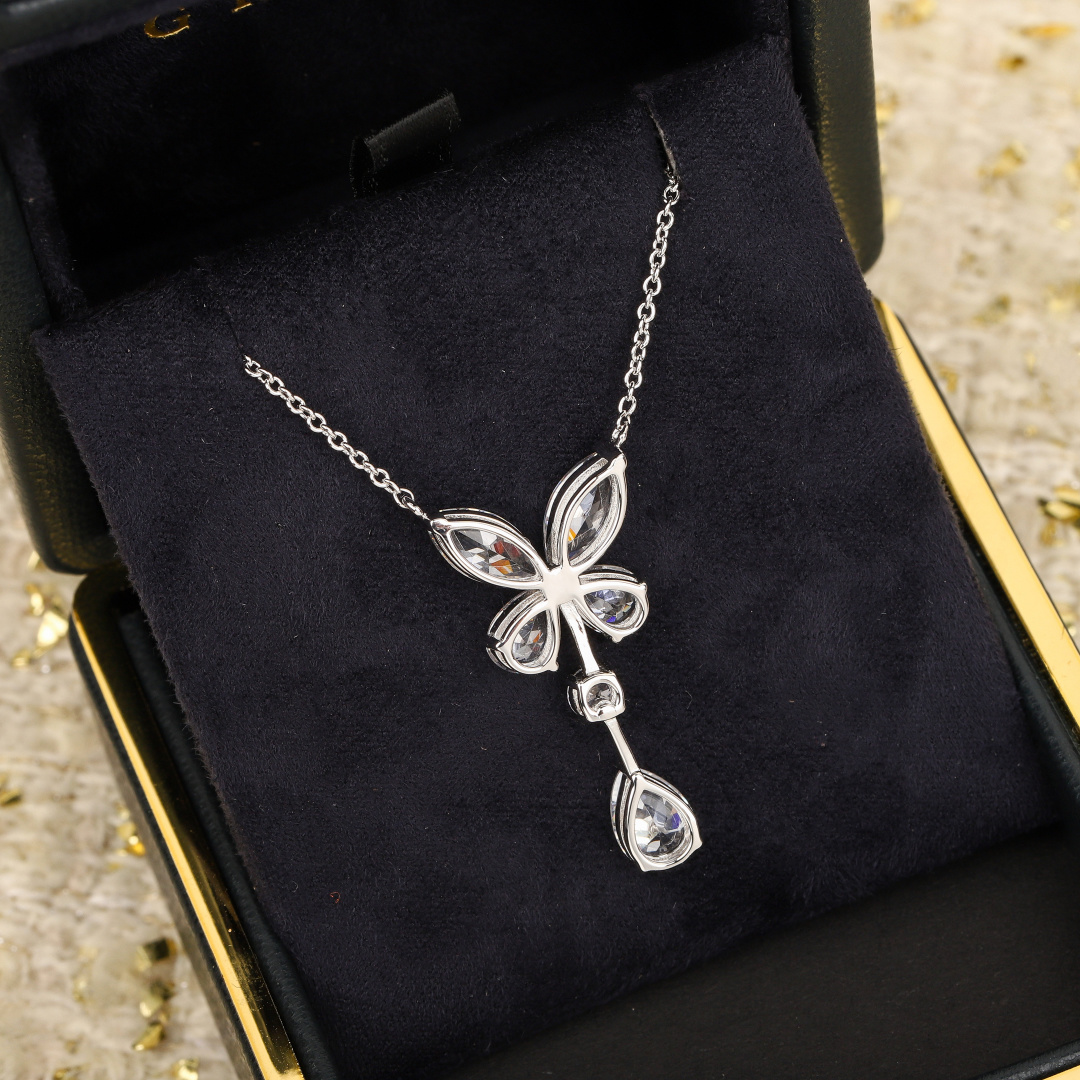 【】蝴蝶项链，可订做18K真金真钻版，只做对版真金货，价询客Fu经典蝴蝶戒指以梨形和马眼形美钻勾勒出格拉