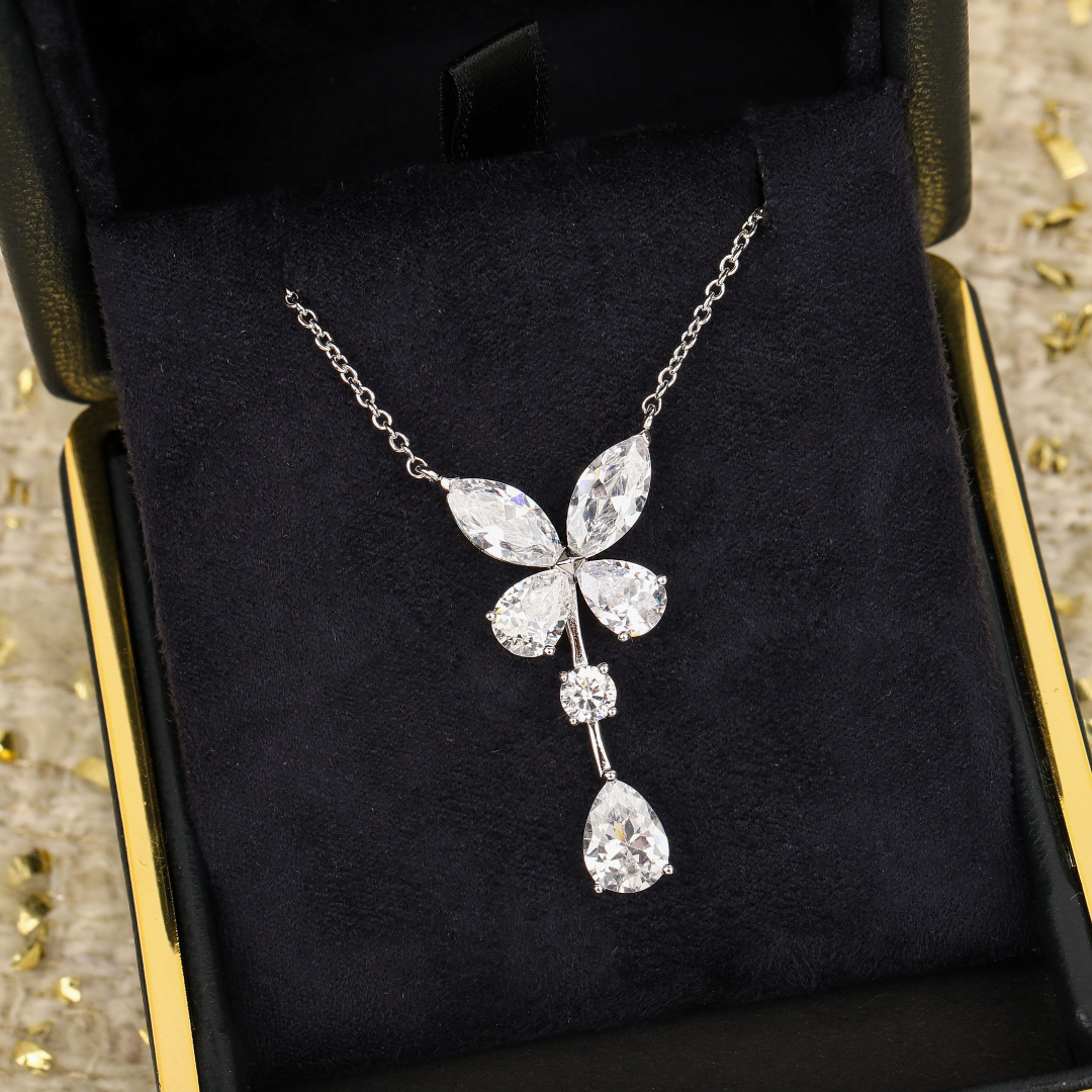 【】蝴蝶项链，可订做18K真金真钻版，只做对版真金货，价询客Fu经典蝴蝶戒指以梨形和马眼形美钻勾勒出格拉