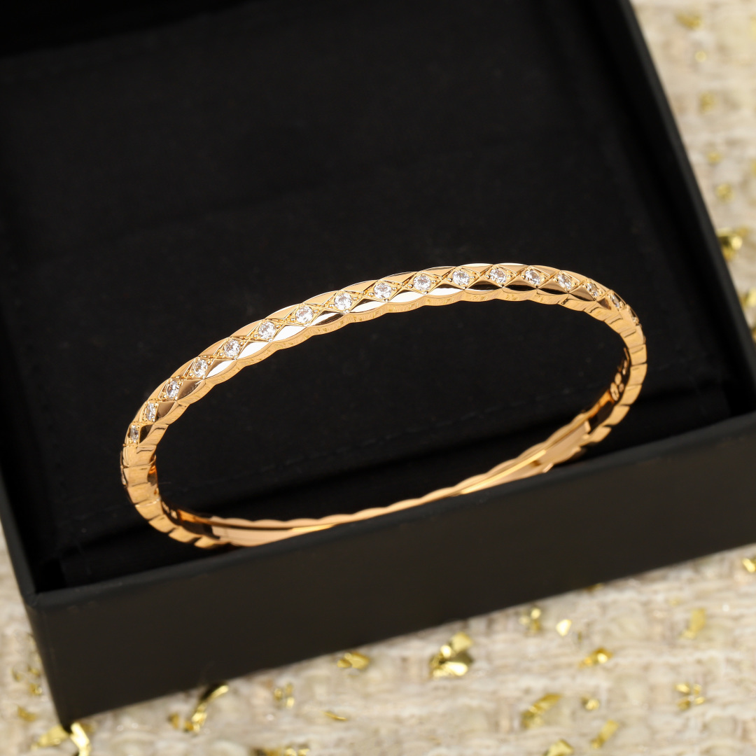 【】 菱格满钻窄版手镯 ，可订做真金真钻，只做对版官网真金货，Pk市面各种金货❗️量大咨询客Fucoco