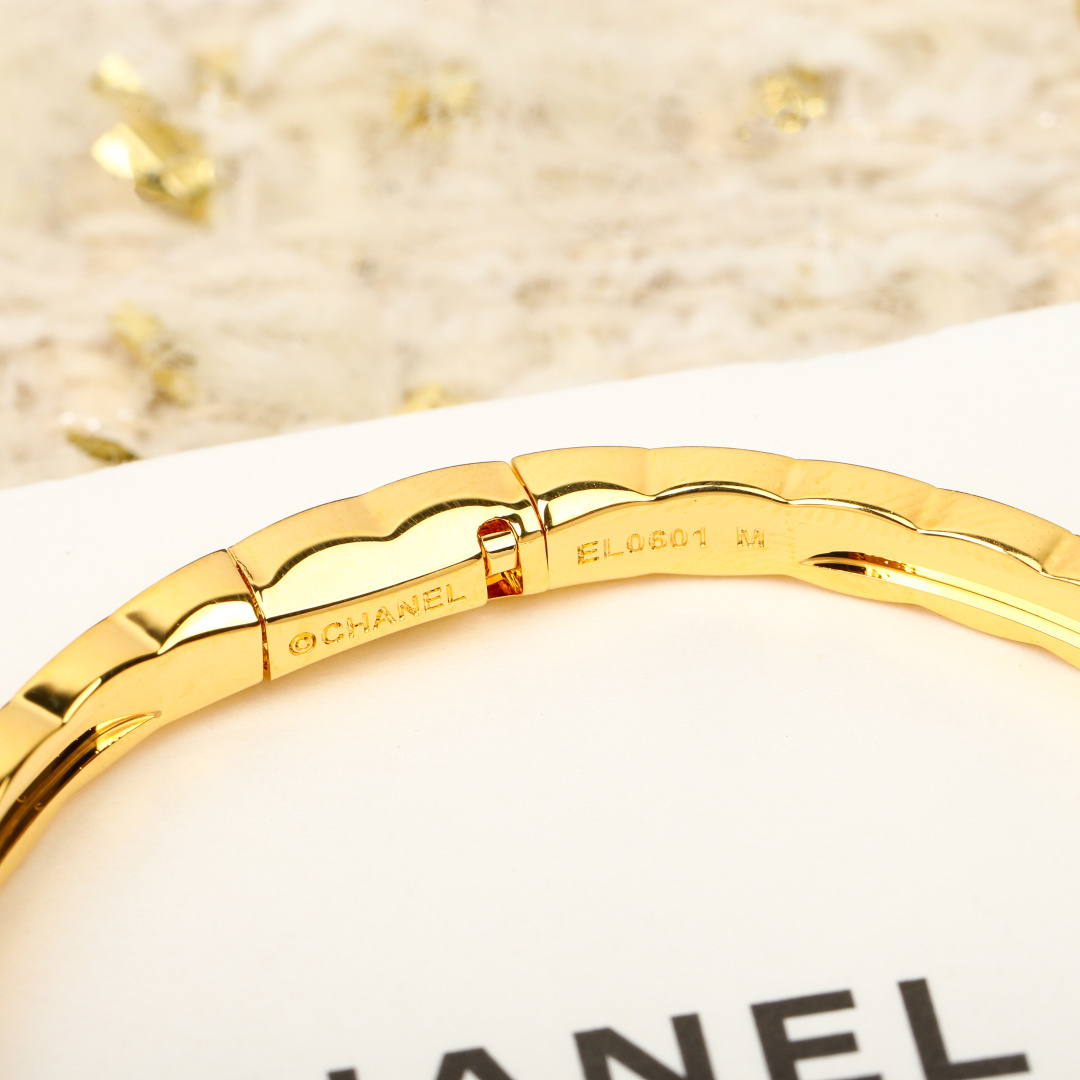 【】 菱格满钻窄版手镯 ，可订做真金真钻，只做对版官网真金货，Pk市面各种金货❗️量大咨询客Fucoco