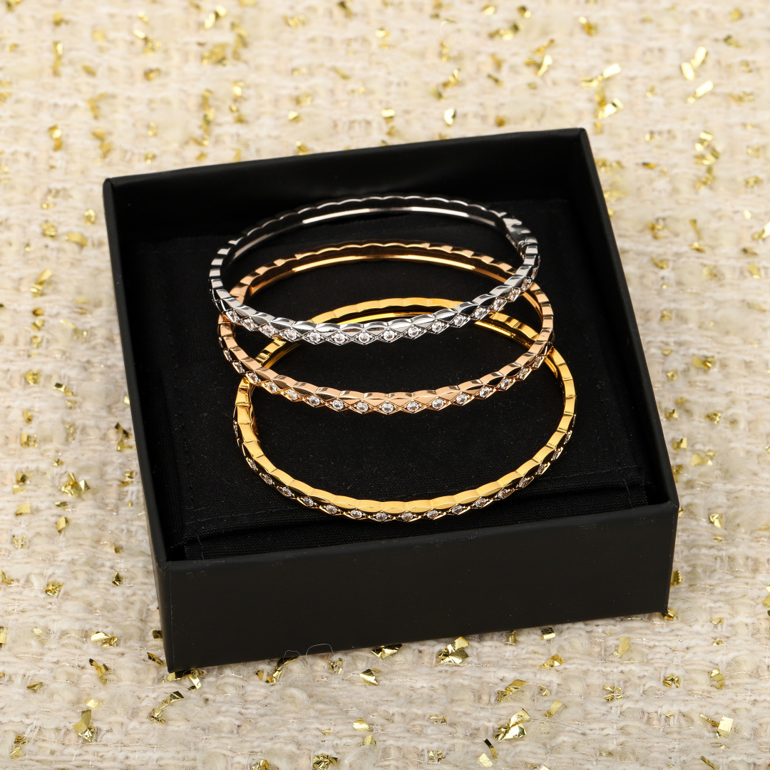 【】 菱格满钻窄版手镯 ，可订做真金真钻，只做对版官网真金货，Pk市面各种金货❗️量大咨询客Fucoco