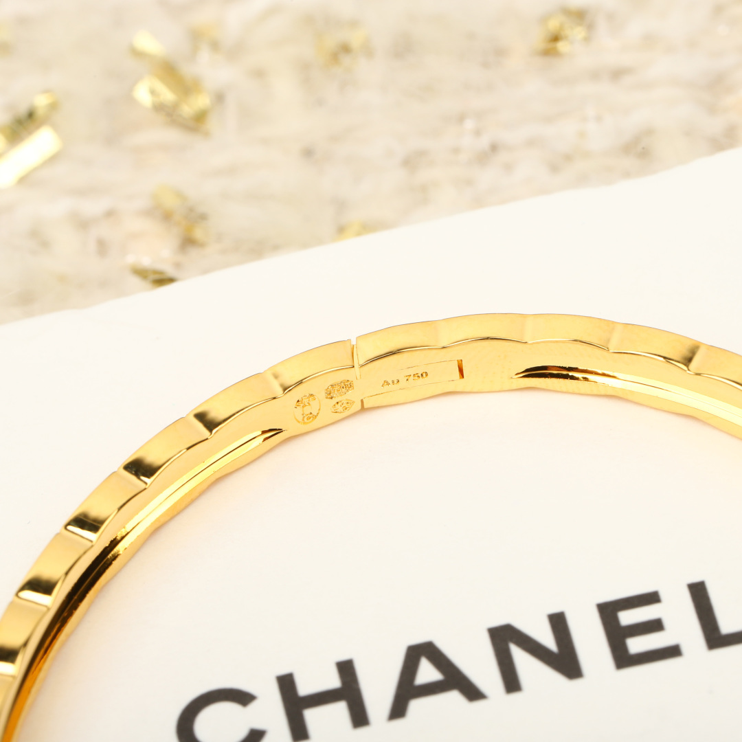 【】 菱格满钻窄版手镯 ，可订做真金真钻，只做对版官网真金货，Pk市面各种金货❗️量大咨询客Fucoco