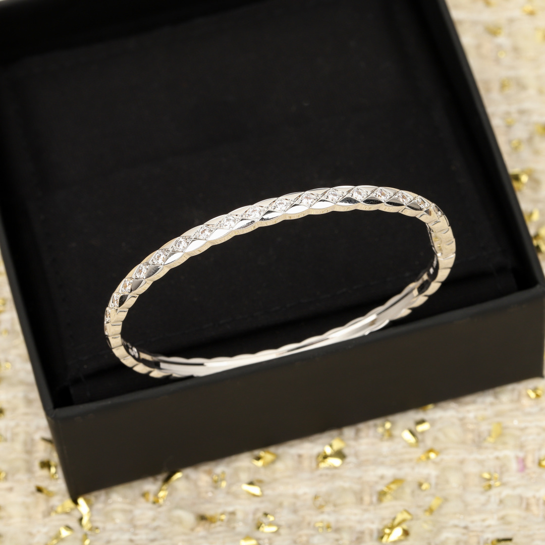 【】 菱格满钻窄版手镯 ，可订做真金真钻，只做对版官网真金货，Pk市面各种金货❗️量大咨询客Fucoco