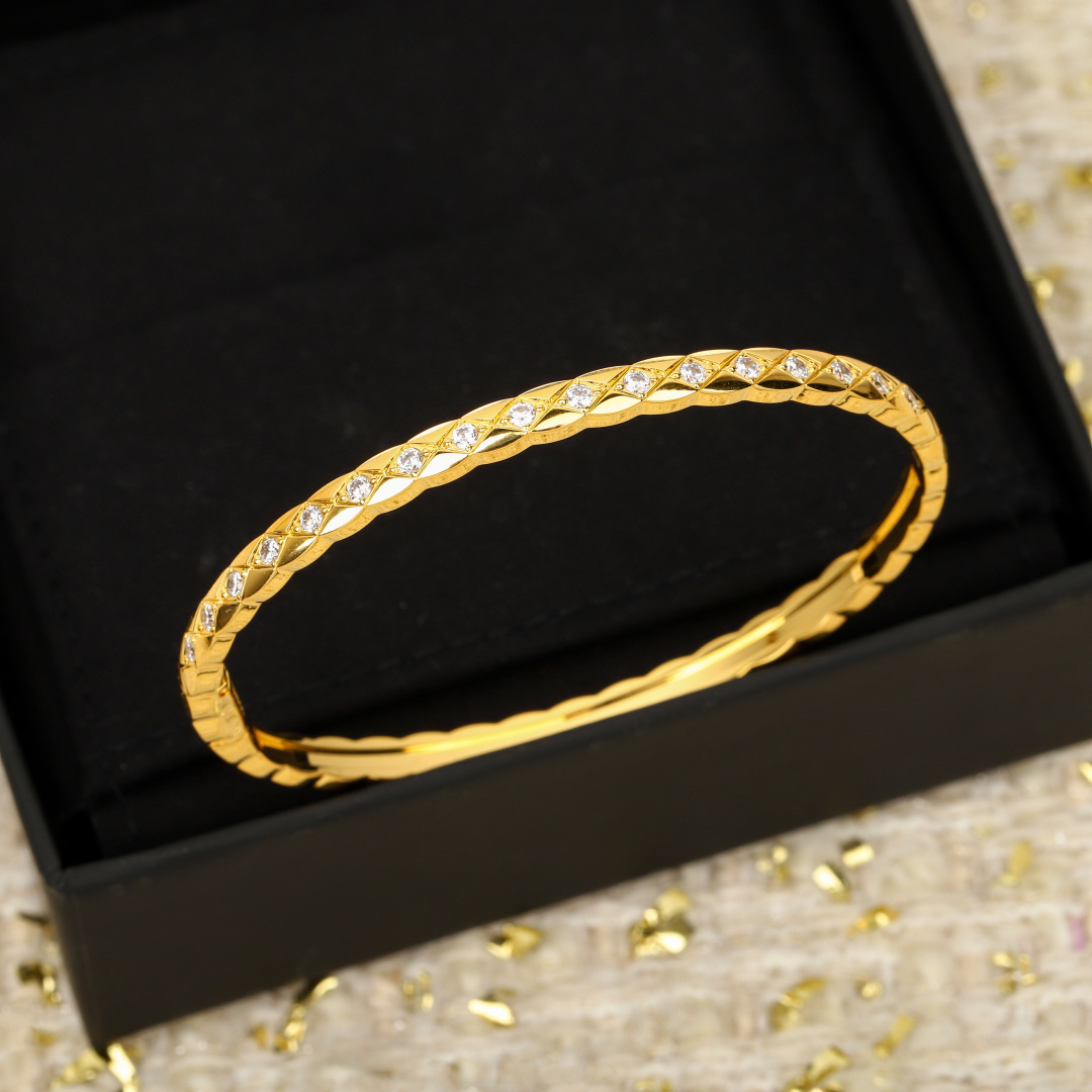 【】 菱格满钻窄版手镯 ，可订做真金真钻，只做对版官网真金货，Pk市面各种金货❗️量大咨询客Fucoco