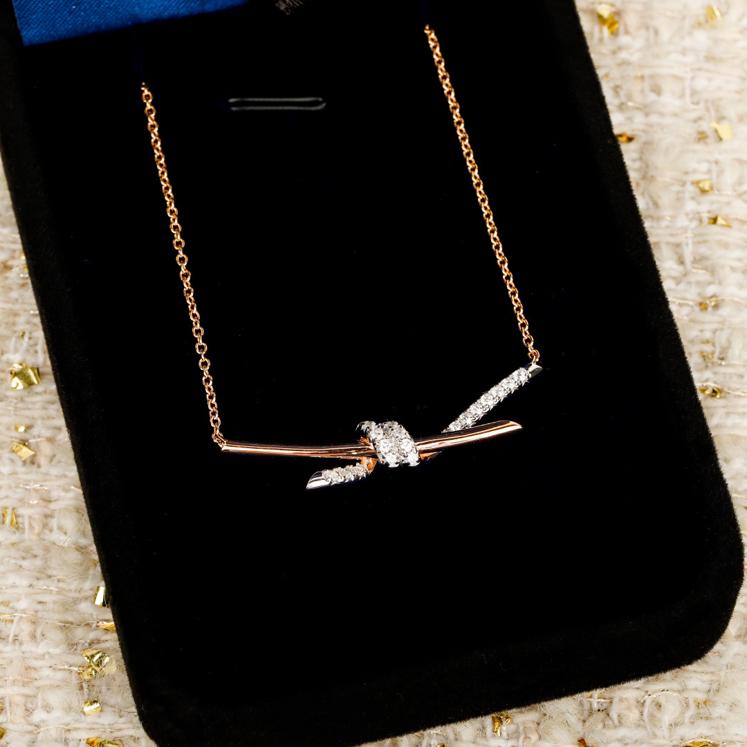 【】Knot项链，可订做真金真钻，Pk市面各种金货❗️量大咨询客Fu【Knot项链】很精致，也不会过细。