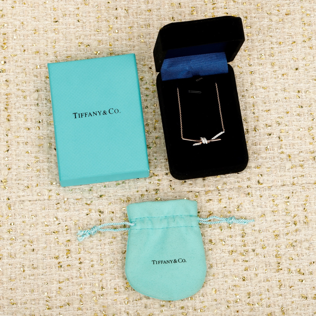 【】Knot项链，可订做真金真钻，Pk市面各种金货❗️量大咨询客Fu【Knot项链】很精致，也不会过细。