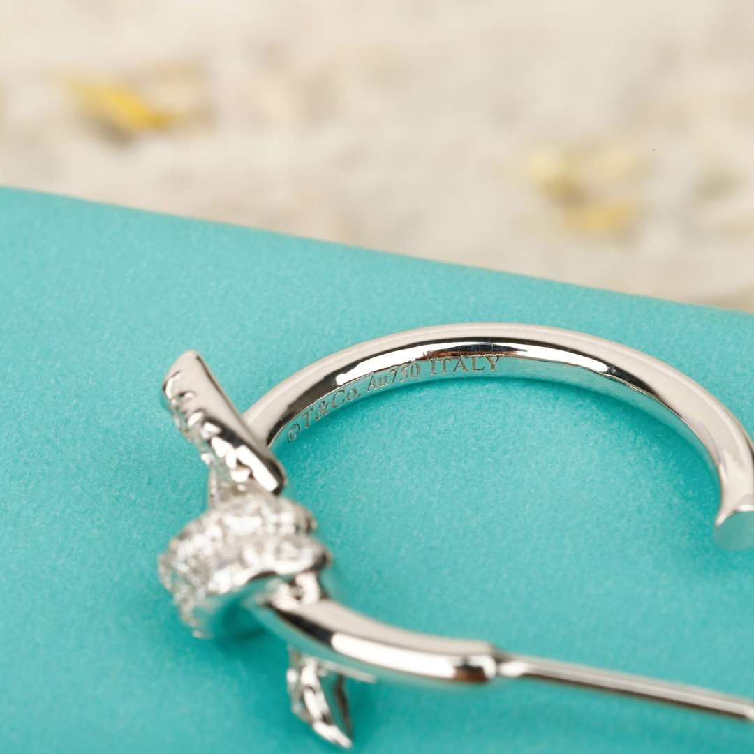 【】Knot耳环，可订做真金真钻，Pk市面各种金货❗️量大咨询客Fu【Knot耳环】很精致，也不会过细。