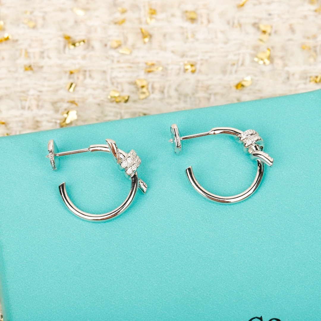 【】Knot耳环，可订做真金真钻，Pk市面各种金货❗️量大咨询客Fu【Knot耳环】很精致，也不会过细。