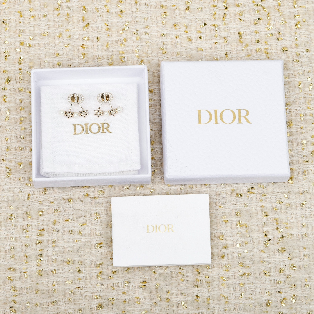 NO:711116,Dior's new CD rhinestone fan-shaped flower pearl earrings, Dior earrings, dior, dior19860909迪奥新款CD水钻扇形花朵珍珠耳钉,Dior耳钉,dior,dior,Jewelry