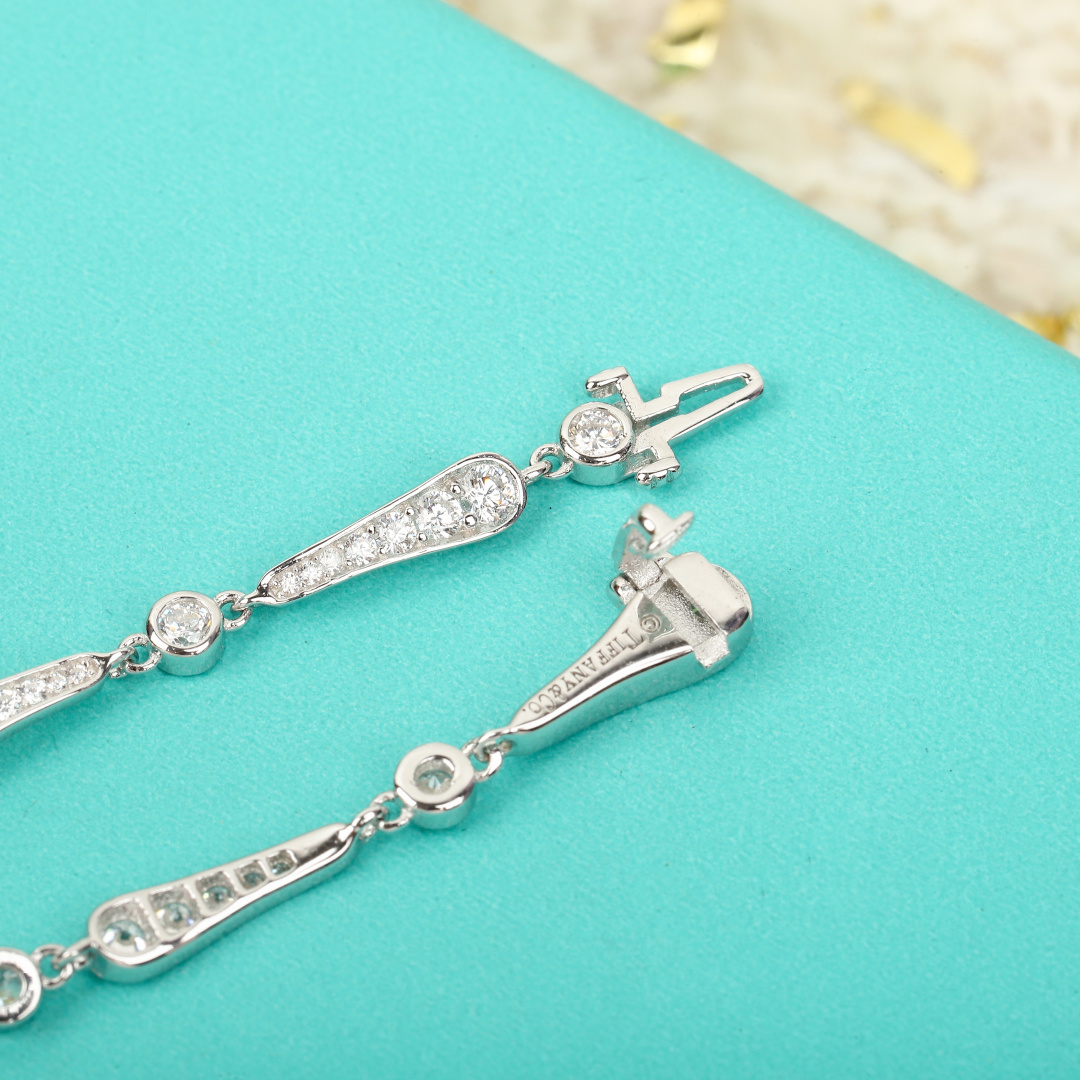 【】 钻石手链，可以订做真金真钻版，价格咨询客Fu这款手链是非常简单的一个款式，巨好搭配的款式，女生的福