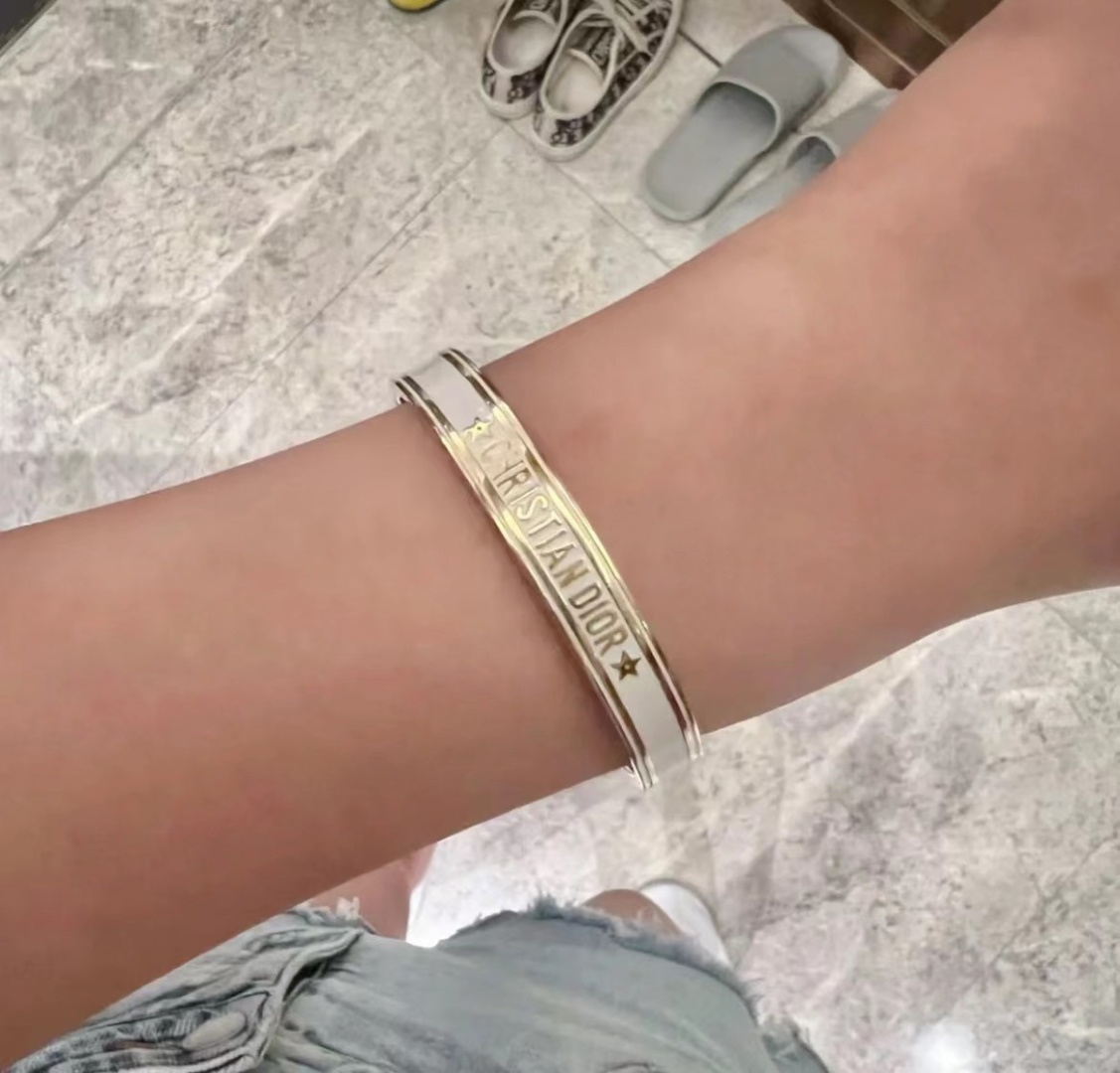 【】官网4100，量大咨询客Fu❗️【D字母开口手镯】个性时尚的经典黑金和白金搭配，叠戴太好看太高级了！