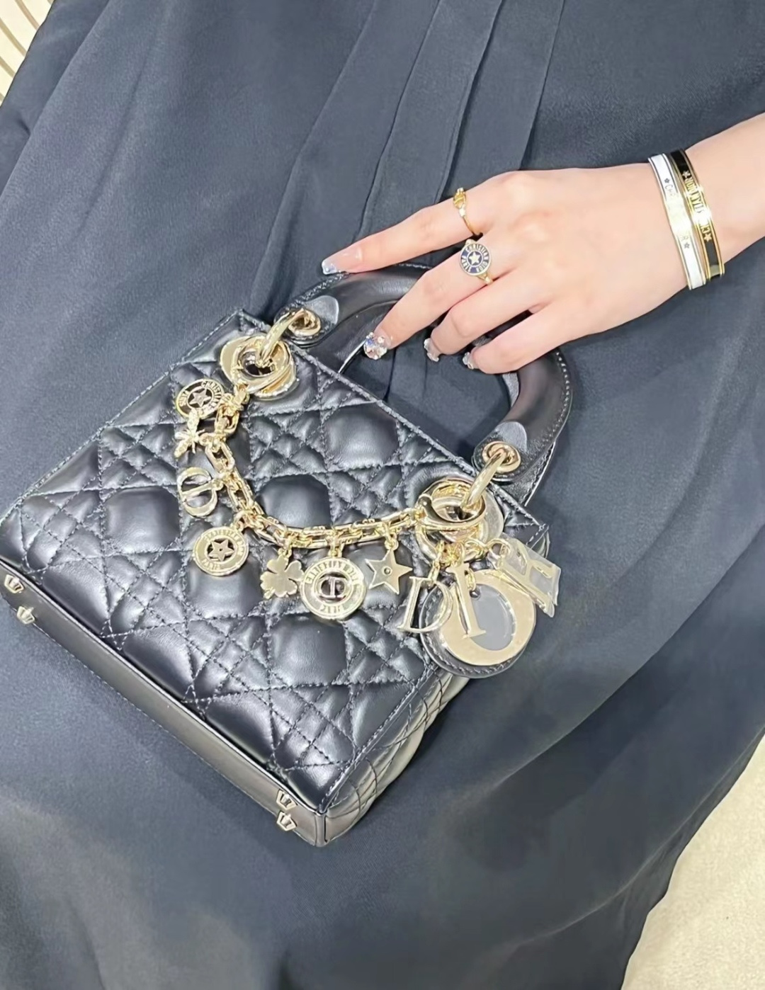 【】官网4100，量大咨询客Fu❗️【D字母开口手镯】个性时尚的经典黑金和白金搭配，叠戴太好看太高级了！