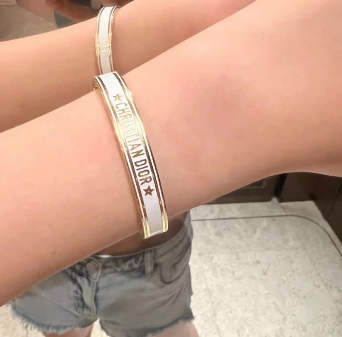【】官网4100，量大咨询客Fu❗️【D字母开口手镯】个性时尚的经典黑金和白金搭配，叠戴太好看太高级了！