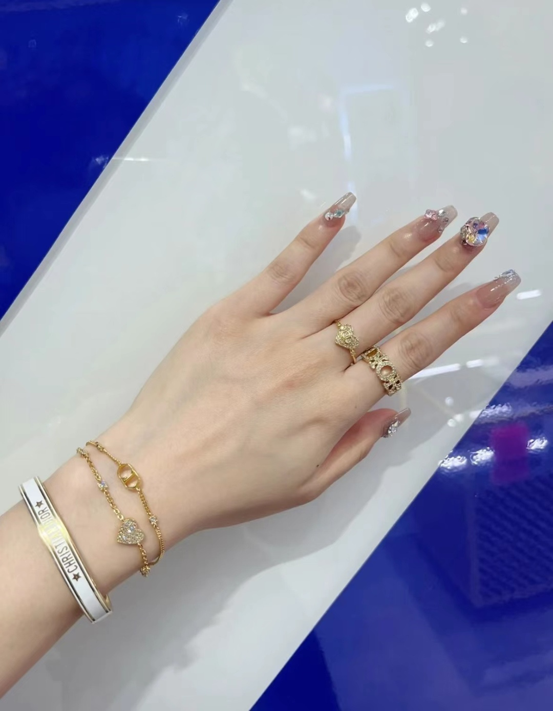 【】官网4100，量大咨询客Fu❗️【D字母开口手镯】个性时尚的经典黑金和白金搭配，叠戴太好看太高级了！