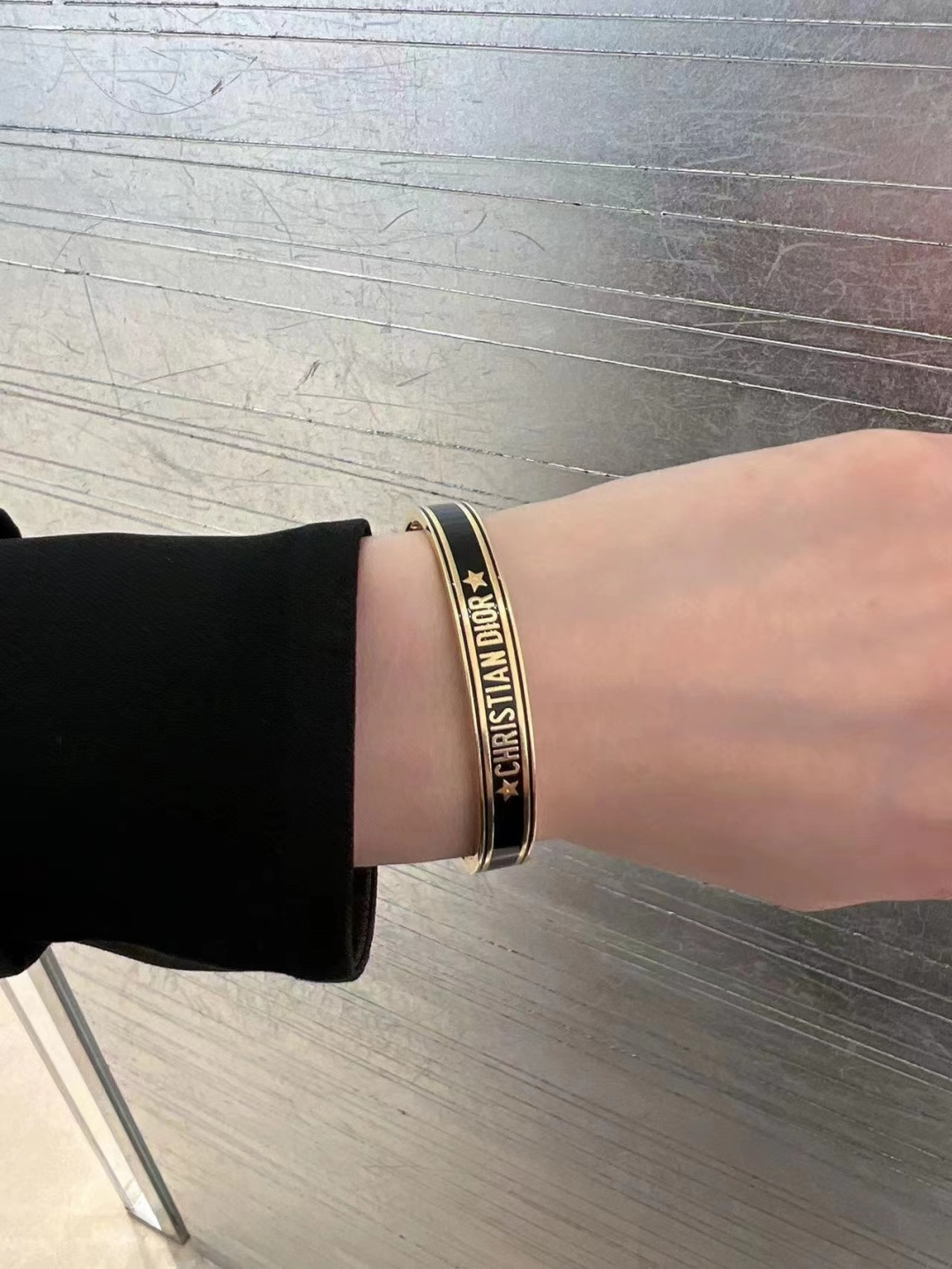 【】官网4100，量大咨询客Fu❗️【D字母开口手镯】个性时尚的经典黑金和白金搭配，叠戴太好看太高级了！