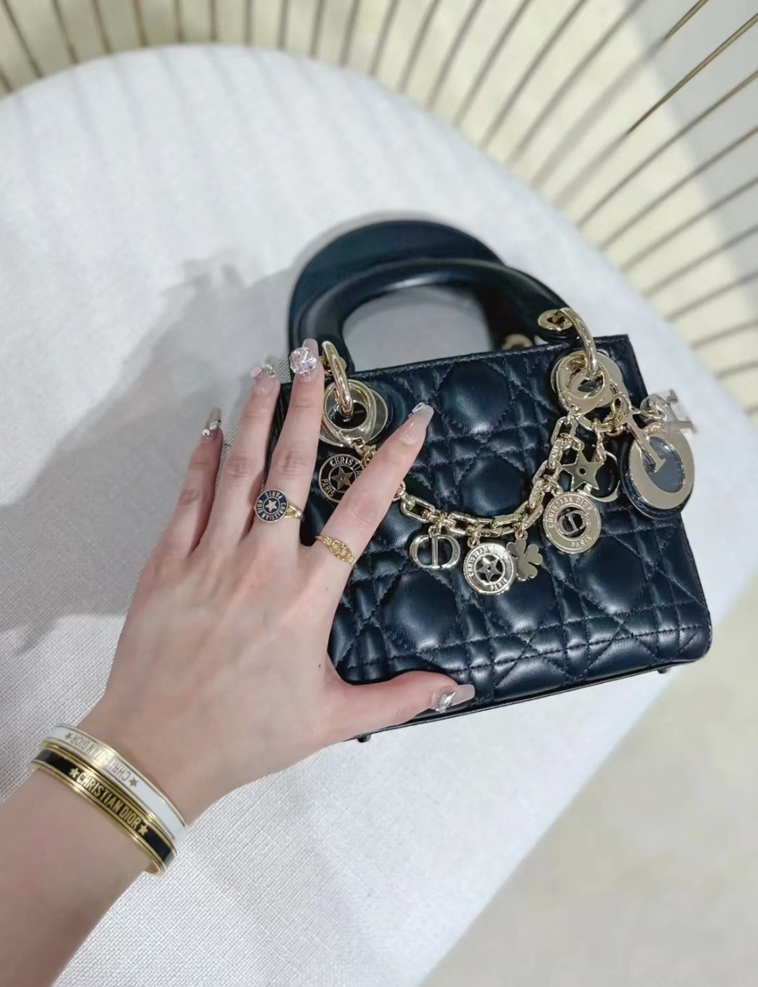 【】官网4100，量大咨询客Fu❗️【D字母开口手镯】个性时尚的经典黑金和白金搭配，叠戴太好看太高级了！