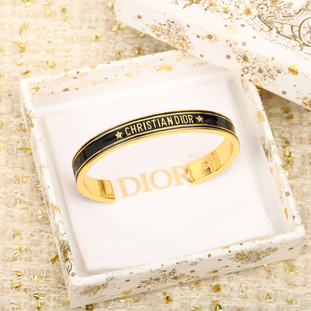 【】官网4100，量大咨询客Fu❗️【D字母开口手镯】个性时尚的经典黑金和白金搭配，叠戴太好看太高级了！