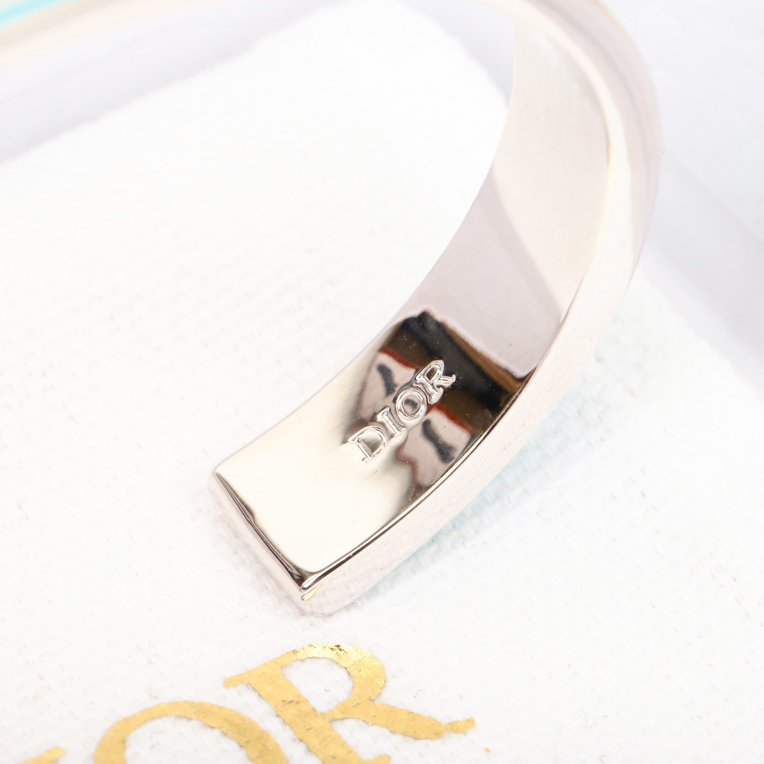 【】官网4100，量大咨询客Fu❗️【D字母开口手镯】个性时尚的经典黑金和白金搭配，叠戴太好看太高级了！