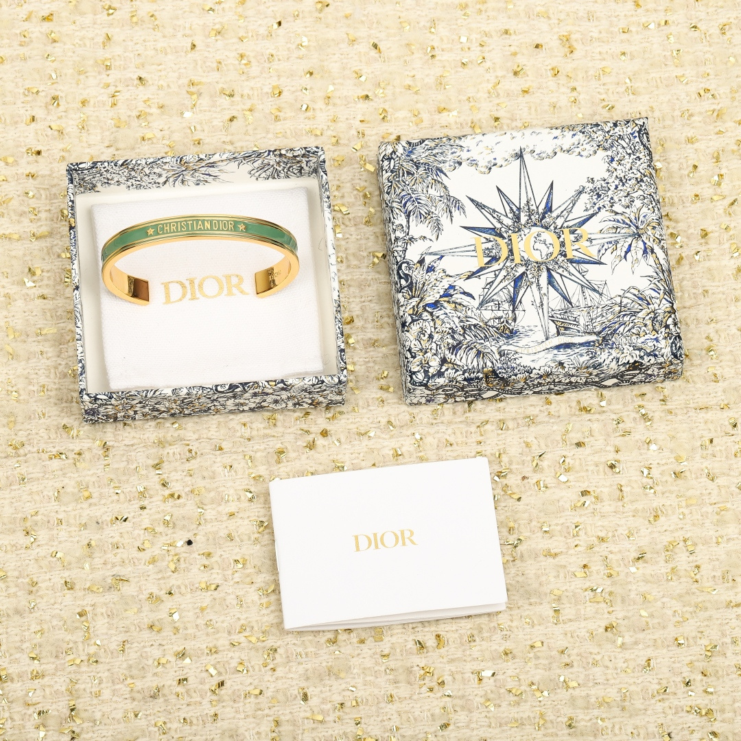 【】官网4100，量大咨询客Fu❗️【D字母开口手镯】个性时尚的经典黑金和白金搭配，叠戴太好看太高级了！