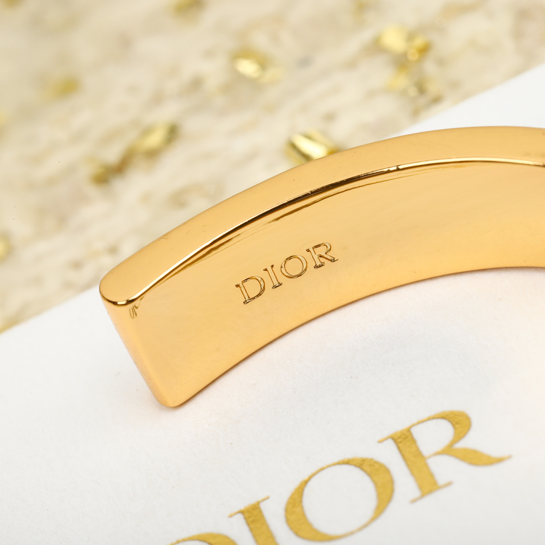 【】官网4100，量大咨询客Fu❗️【D字母开口手镯】个性时尚的经典黑金和白金搭配，叠戴太好看太高级了！