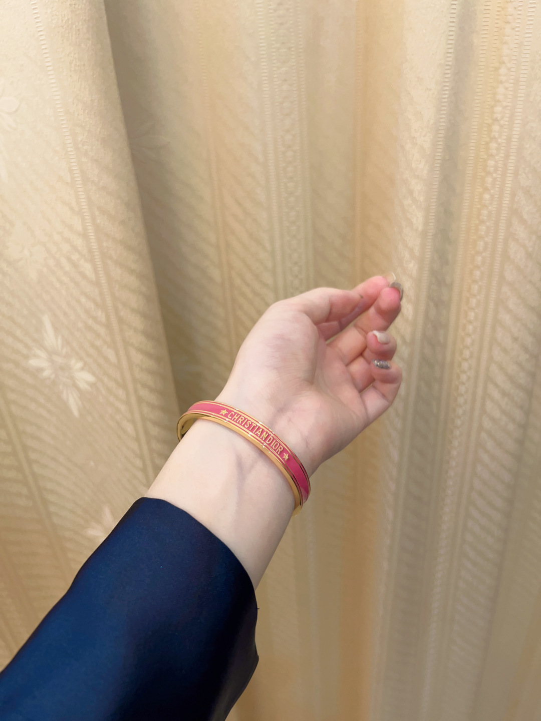 【】官网4100，量大咨询客Fu❗️【D字母开口手镯】个性时尚的经典黑金和白金搭配，叠戴太好看太高级了！