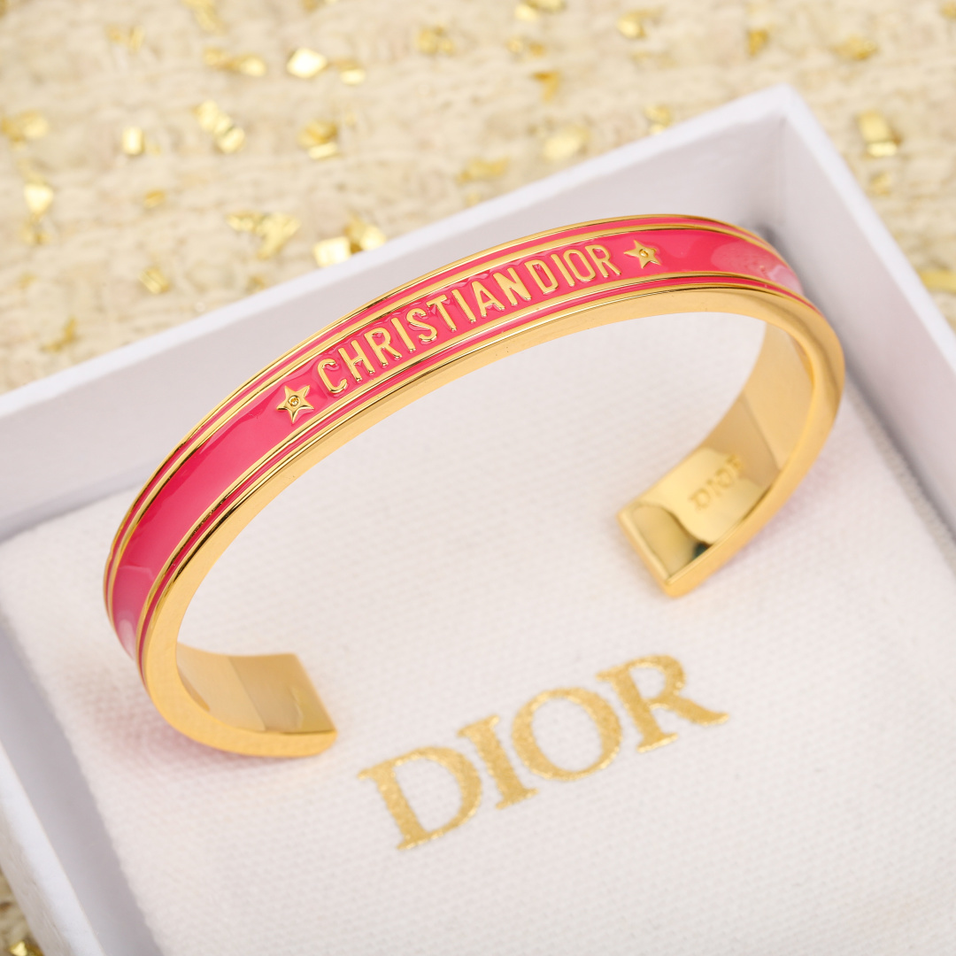 【】官网4100，量大咨询客Fu❗️【D字母开口手镯】个性时尚的经典黑金和白金搭配，叠戴太好看太高级了！