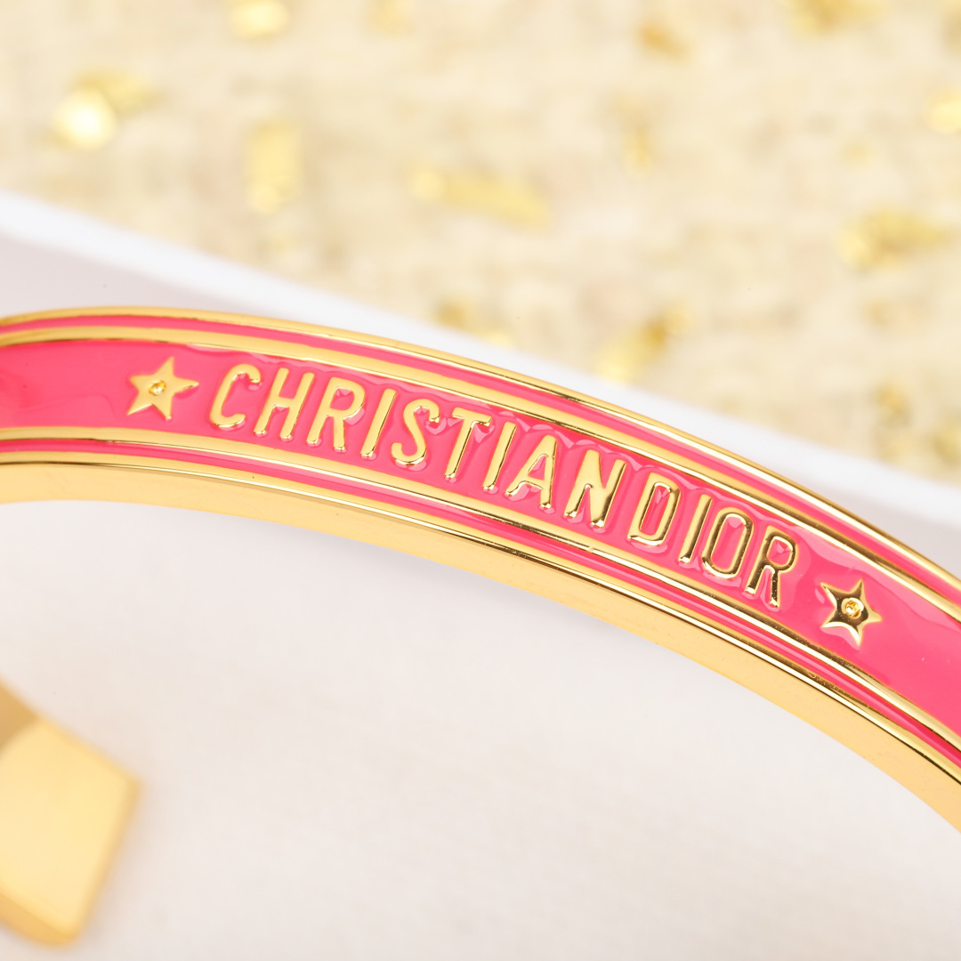 【】官网4100，量大咨询客Fu❗️【D字母开口手镯】个性时尚的经典黑金和白金搭配，叠戴太好看太高级了！